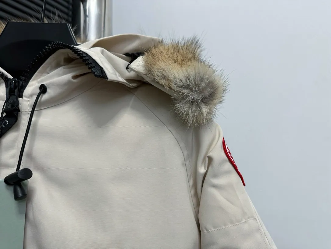 [Canada goose] 01 Exdition Parka Down Jacket for Couples Authentic original version, you need to compare Authentic to check it at any time, accessories are all customized from the original factory 💯The softness and hardness of the fabric is compared with Authentic, and it can be restored by kneading at will (fabric misunderstanding: fabrics with high hardness are not waterproof. Only those who buy the latest Authentic version this year will notice the softness and comfort of the fabric) 💯Down is synchronized with Authentic white duck down, fluffy and not clumps Electronically controlled velvet filling machine 💯Customized Authentic YKK military-grade copper core zipper puller, high hardness and no jamming 💯The fur collar is purchased from Western Canada coyote skin original customization 💯All workmanship and wiring are controlled by workers with more than ten years of service. They must be horizontal and vertical, and are not allowed to be crooked. The inner wiring density is more sophisticated. Feel free to compare 💯labels, collar labels, washed labels, hangtags, zipper cords, pocket labels Back logo, collar velvet, Velcro fasteners, and cuffs. All details are updated simultaneously with Authentic. The best version with the most complete colors. All kinds of battle goods. Size: XS-XXL.